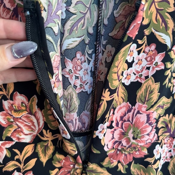 Torrid Floral Peplum style blouse size 0 / L NWT - Picture 6 of 6